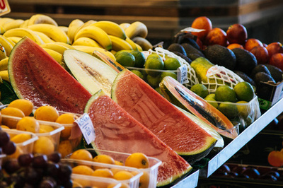 果色滿盤 白黃映襯下的繽紛水果與創(chuàng)意調(diào)味